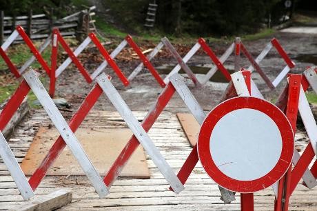 Construction site blocking forest path, bridge work © Alexander Raths - Fotolia.com 
