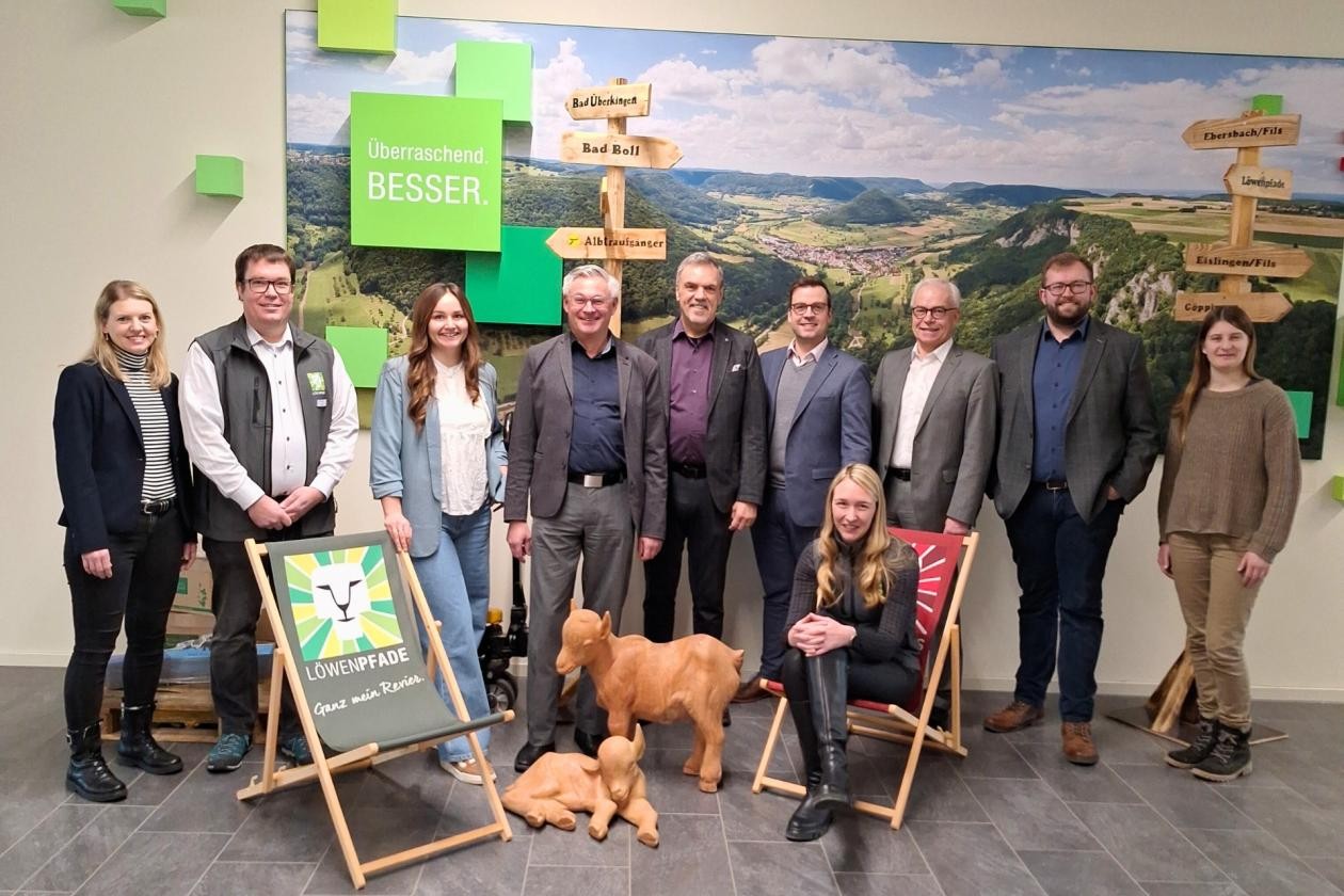 CMT 2025 Foto Teilnehmer Pressegespräch CMT 2025 (v.l.n.r.): Lisa Herr (Stadtmarketing Göppingen), Florian Pointke (Tourismusmanager Landkreis Göppingen), Lena Horlacher (Tourismusleitung Bad Ditzenbach), Bürgermeister Herbert Juhn (Bad Ditzenbach), Bürgermeister Hans-Rudi Bührle (Bad Boll), ESA-Vorsitzender und Bürgermeister Daniel Kohl (Gammelshausen), Landrat Edgar Wolff (Landkreis Göppingen), Oberbürgermeister Alex Maier (Stadt Göppingen), Annika Gairing (Tourismusleitung Bad Überkingen) vorne: Isabell Noether (ESA-Geschäftsführerin).
