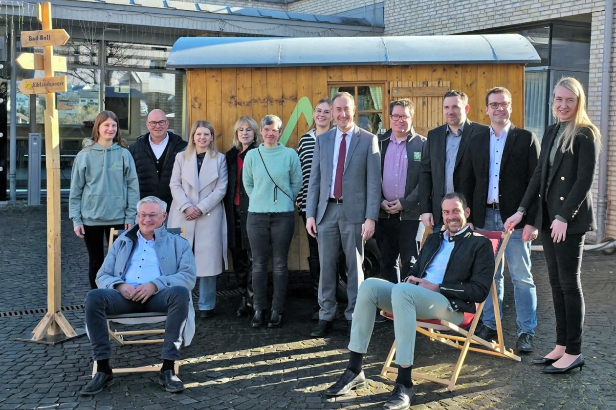 CMT 2026 Messepräsentation Menschen Stehen vor einem Gebäude und einem Schäferwagen.