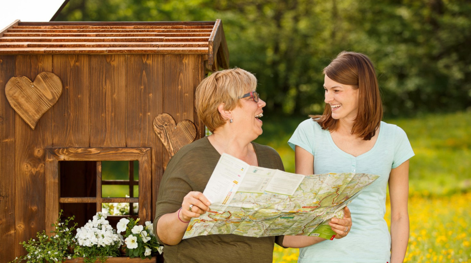 frauen mit wanderkarte