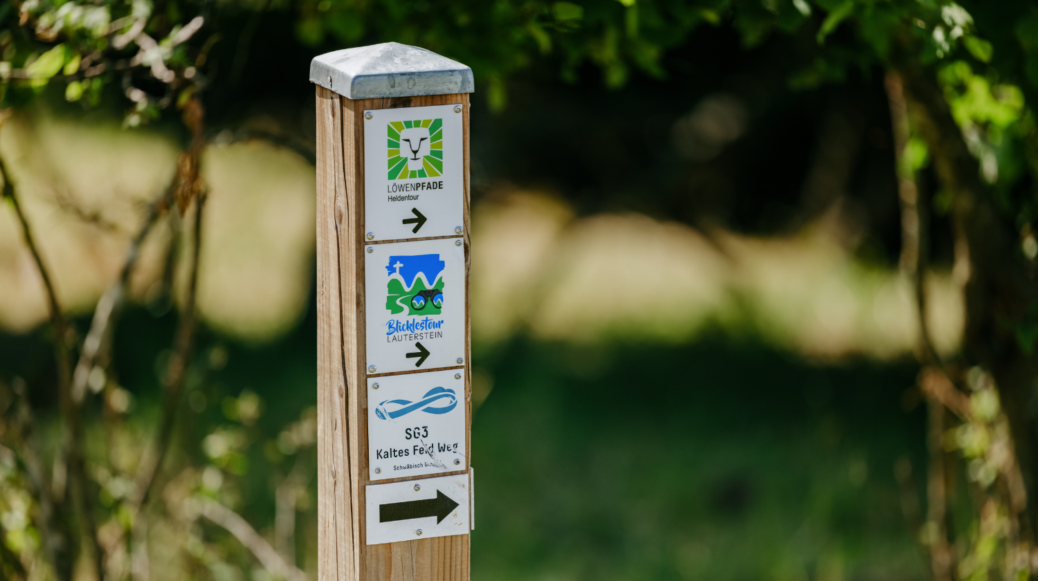holzpfosten-mit-markierungszeichen-löwenpfade