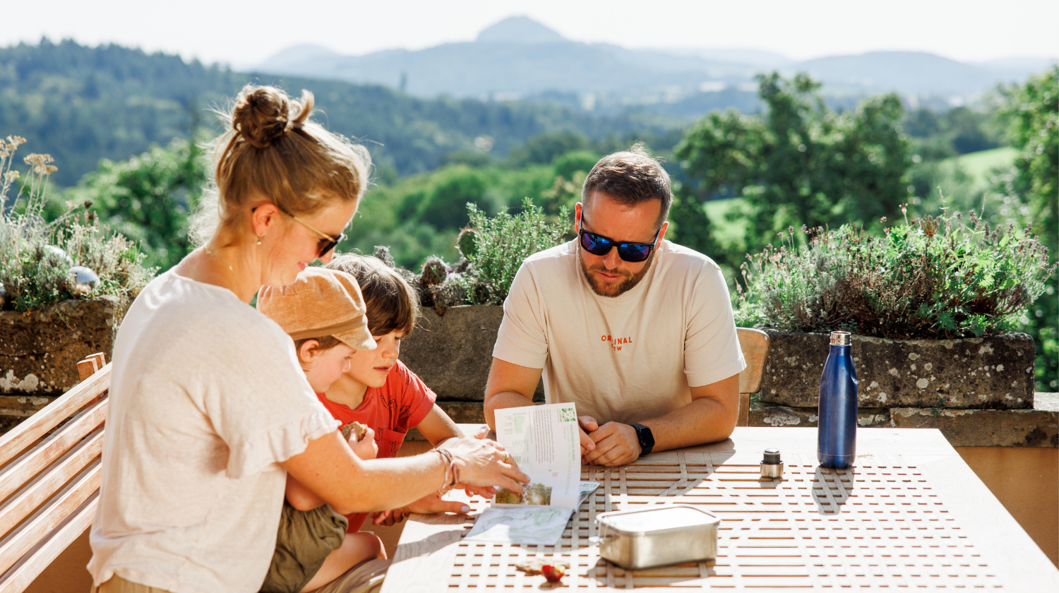 familie blättert in broschüre