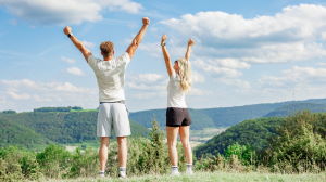 Vorschaubild: Zwei Personen in Jubelpose, Link zum Pressebild in hoher Auflösung